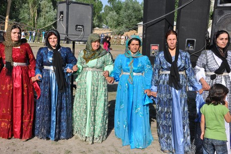 Yüksekova'da 09-10 Temmuz 2011 tarihlerinde evlenen bazı çiftleri sizler için sayfamıza taşıdık. Yüksekova Güncel Ailesi olarak tüm çiftlere mutluluklar dileriz