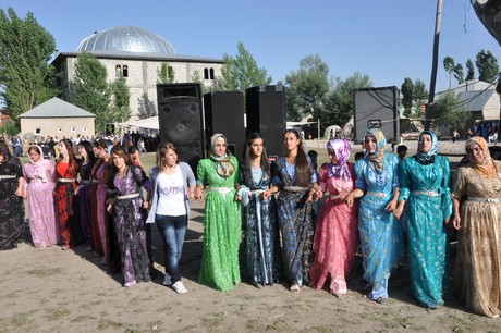 Yüksekova'da 09-10 Temmuz 2011 tarihlerinde evlenen bazı çiftleri sizler için sayfamıza taşıdık. Yüksekova Güncel Ailesi olarak tüm çiftlere mutluluklar dileriz