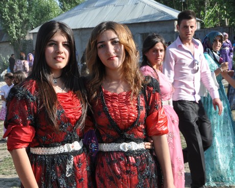 Yüksekova'da 09-10 Temmuz 2011 tarihlerinde evlenen bazı çiftleri sizler için sayfamıza taşıdık. Yüksekova Güncel Ailesi olarak tüm çiftlere mutluluklar dileriz