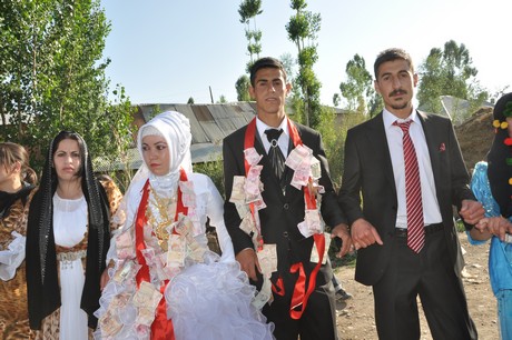 Yüksekova'da 09-10 Temmuz 2011 tarihlerinde evlenen bazı çiftleri sizler için sayfamıza taşıdık. Yüksekova Güncel Ailesi olarak tüm çiftlere mutluluklar dileriz