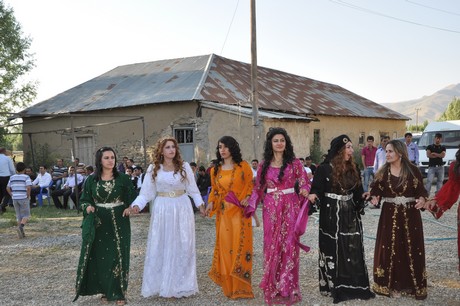 Yüksekova'da 09-10 Temmuz 2011 tarihlerinde evlenen bazı çiftleri sizler için sayfamıza taşıdık. Yüksekova Güncel Ailesi olarak tüm çiftlere mutluluklar dileriz