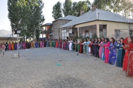 Yüksekova'da 09-10 Temmuz 2011 tarihlerinde evlenen bazı çiftleri sizler için sayfamıza taşıdık. Yüksekova Güncel Ailesi olarak tüm çiftlere mutluluklar dileriz