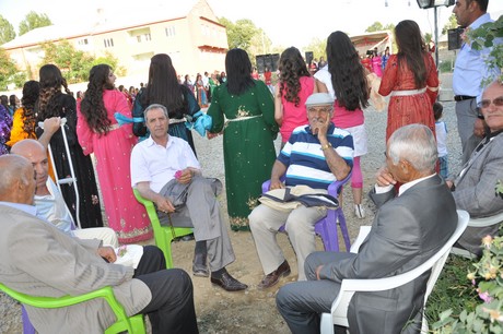 Yüksekova'da 09-10 Temmuz 2011 tarihlerinde evlenen bazı çiftleri sizler için sayfamıza taşıdık. Yüksekova Güncel Ailesi olarak tüm çiftlere mutluluklar dileriz