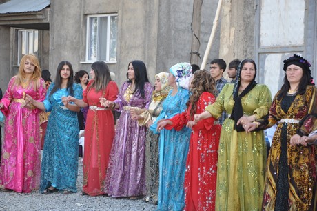 Yüksekova'da 09-10 Temmuz 2011 tarihlerinde evlenen bazı çiftleri sizler için sayfamıza taşıdık. Yüksekova Güncel Ailesi olarak tüm çiftlere mutluluklar dileriz