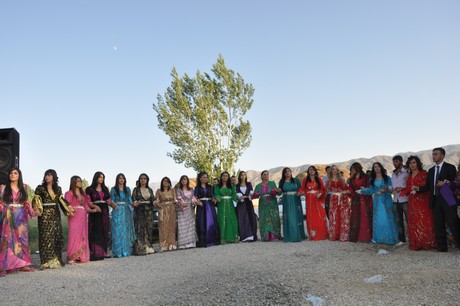 Yüksekova'da 09-10 Temmuz 2011 tarihlerinde evlenen bazı çiftleri sizler için sayfamıza taşıdık. Yüksekova Güncel Ailesi olarak tüm çiftlere mutluluklar dileriz