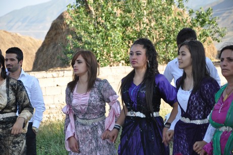 Yüksekova'da 09-10 Temmuz 2011 tarihlerinde evlenen bazı çiftleri sizler için sayfamıza taşıdık. Yüksekova Güncel Ailesi olarak tüm çiftlere mutluluklar dileriz