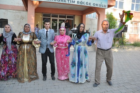 Yüksekova'da 09-10 Temmuz 2011 tarihlerinde evlenen bazı çiftleri sizler için sayfamıza taşıdık. Yüksekova Güncel Ailesi olarak tüm çiftlere mutluluklar dileriz