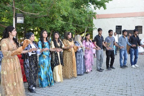Yüksekova'da 09-10 Temmuz 2011 tarihlerinde evlenen bazı çiftleri sizler için sayfamıza taşıdık. Yüksekova Güncel Ailesi olarak tüm çiftlere mutluluklar dileriz