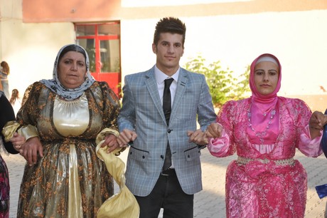 Yüksekova'da 09-10 Temmuz 2011 tarihlerinde evlenen bazı çiftleri sizler için sayfamıza taşıdık. Yüksekova Güncel Ailesi olarak tüm çiftlere mutluluklar dileriz