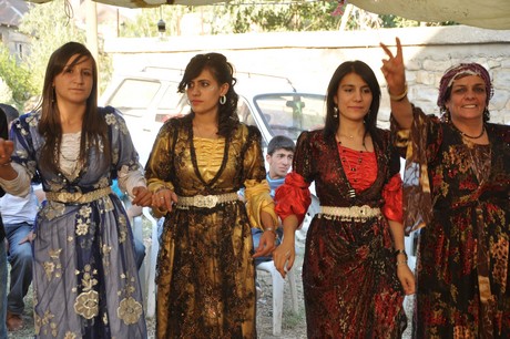 Yüksekova'da 09-10 Temmuz 2011 tarihlerinde evlenen bazı çiftleri sizler için sayfamıza taşıdık. Yüksekova Güncel Ailesi olarak tüm çiftlere mutluluklar dileriz