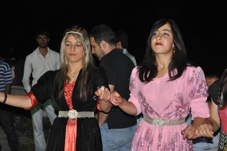 Yüksekova'da 09-10 Temmuz 2011 tarihlerinde evlenen bazı çiftleri sizler için sayfamıza taşıdık. Yüksekova Güncel Ailesi olarak tüm çiftlere mutluluklar dileriz