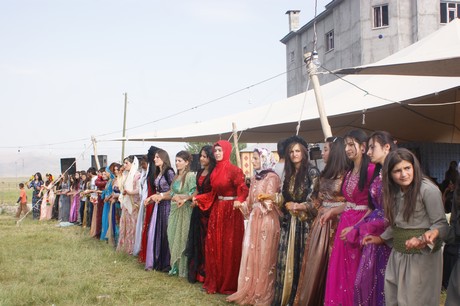 Yüksekova'da 09-10 Temmuz 2011 tarihlerinde evlenen bazı çiftleri sizler için sayfamıza taşıdık. Yüksekova Güncel Ailesi olarak tüm çiftlere mutluluklar dileriz