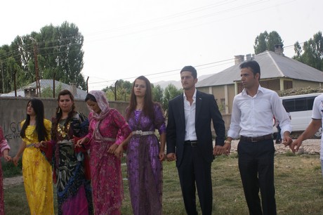 Yüksekova'da 09-10 Temmuz 2011 tarihlerinde evlenen bazı çiftleri sizler için sayfamıza taşıdık. Yüksekova Güncel Ailesi olarak tüm çiftlere mutluluklar dileriz