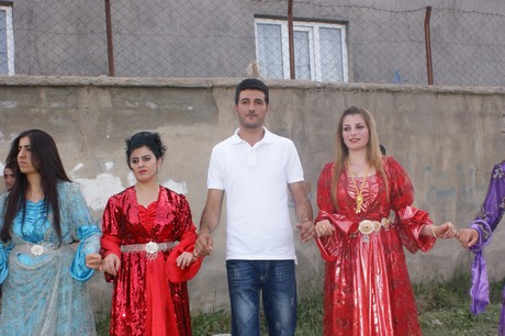 Yüksekova'da 09-10 Temmuz 2011 tarihlerinde evlenen bazı çiftleri sizler için sayfamıza taşıdık. Yüksekova Güncel Ailesi olarak tüm çiftlere mutluluklar dileriz