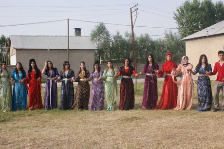 Yüksekova'da 09-10 Temmuz 2011 tarihlerinde evlenen bazı çiftleri sizler için sayfamıza taşıdık. Yüksekova Güncel Ailesi olarak tüm çiftlere mutluluklar dileriz