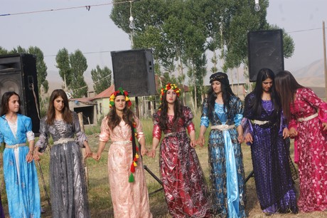 Yüksekova'da 09-10 Temmuz 2011 tarihlerinde evlenen bazı çiftleri sizler için sayfamıza taşıdık. Yüksekova Güncel Ailesi olarak tüm çiftlere mutluluklar dileriz