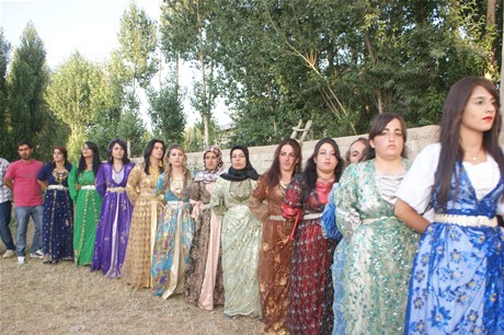 Yüksekova'da 16-17 Temmuz 2011 tarihlerinde evlenen bazı çiftleri sizler için sayfamıza taşıdık. Yüksekova Güncel Ailesi olarak tüm çiftlerimize mutluluklar diliyoruz