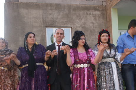 Yüksekova'da 16-17 Temmuz 2011 tarihlerinde evlenen bazı çiftleri sizler için sayfamıza taşıdık. Yüksekova Güncel Ailesi olarak tüm çiftlerimize mutluluklar diliyoruz