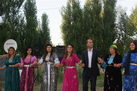 Yüksekova'da 16-17 Temmuz 2011 tarihlerinde evlenen bazı çiftleri sizler için sayfamıza taşıdık. Yüksekova Güncel Ailesi olarak tüm çiftlerimize mutluluklar diliyoruz