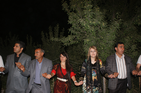 Yüksekova'da 16-17 Temmuz 2011 tarihlerinde evlenen bazı çiftleri sizler için sayfamıza taşıdık. Yüksekova Güncel Ailesi olarak tüm çiftlerimize mutluluklar diliyoruz