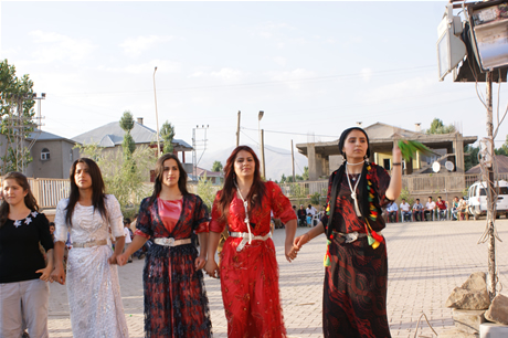 Yüksekova'da 16-17 Temmuz 2011 tarihlerinde evlenen bazı çiftleri sizler için sayfamıza taşıdık. Yüksekova Güncel Ailesi olarak tüm çiftlerimize mutluluklar diliyoruz