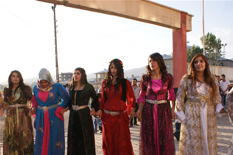 Yüksekova'da 16-17 Temmuz 2011 tarihlerinde evlenen bazı çiftleri sizler için sayfamıza taşıdık. Yüksekova Güncel Ailesi olarak tüm çiftlerimize mutluluklar diliyoruz