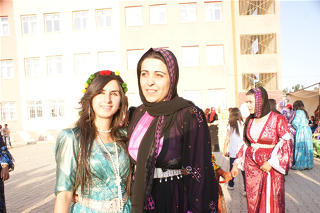 Yüksekova'da 16-17 Temmuz 2011 tarihlerinde evlenen bazı çiftleri sizler için sayfamıza taşıdık. Yüksekova Güncel Ailesi olarak tüm çiftlerimize mutluluklar diliyoruz