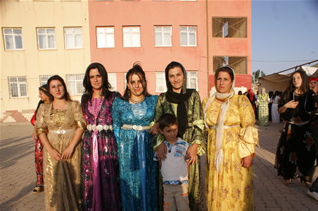 Yüksekova'da 16-17 Temmuz 2011 tarihlerinde evlenen bazı çiftleri sizler için sayfamıza taşıdık. Yüksekova Güncel Ailesi olarak tüm çiftlerimize mutluluklar diliyoruz
