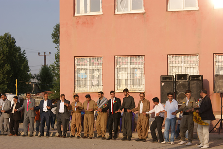 Yüksekova'da 16-17 Temmuz 2011 tarihlerinde evlenen bazı çiftleri sizler için sayfamıza taşıdık. Yüksekova Güncel Ailesi olarak tüm çiftlerimize mutluluklar diliyoruz