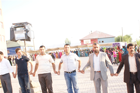 Yüksekova'da 16-17 Temmuz 2011 tarihlerinde evlenen bazı çiftleri sizler için sayfamıza taşıdık. Yüksekova Güncel Ailesi olarak tüm çiftlerimize mutluluklar diliyoruz