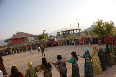 Yüksekova'da 16-17 Temmuz 2011 tarihlerinde evlenen bazı çiftleri sizler için sayfamıza taşıdık. Yüksekova Güncel Ailesi olarak tüm çiftlerimize mutluluklar diliyoruz