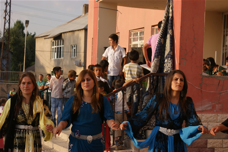 Yüksekova'da 16-17 Temmuz 2011 tarihlerinde evlenen bazı çiftleri sizler için sayfamıza taşıdık. Yüksekova Güncel Ailesi olarak tüm çiftlerimize mutluluklar diliyoruz