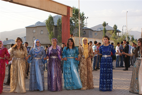 Yüksekova'da 16-17 Temmuz 2011 tarihlerinde evlenen bazı çiftleri sizler için sayfamıza taşıdık. Yüksekova Güncel Ailesi olarak tüm çiftlerimize mutluluklar diliyoruz