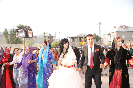 Yüksekova'da 16-17 Temmuz 2011 tarihlerinde evlenen bazı çiftleri sizler için sayfamıza taşıdık. Yüksekova Güncel Ailesi olarak tüm çiftlerimize mutluluklar diliyoruz