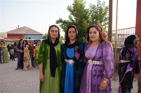 Yüksekova'da 16-17 Temmuz 2011 tarihlerinde evlenen bazı çiftleri sizler için sayfamıza taşıdık. Yüksekova Güncel Ailesi olarak tüm çiftlerimize mutluluklar diliyoruz