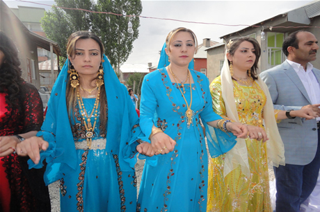 Yüksekova'da 16-17 Temmuz 2011 tarihlerinde evlenen bazı çiftleri sizler için sayfamıza taşıdık. Yüksekova Güncel Ailesi olarak tüm çiftlerimize mutluluklar diliyoruz