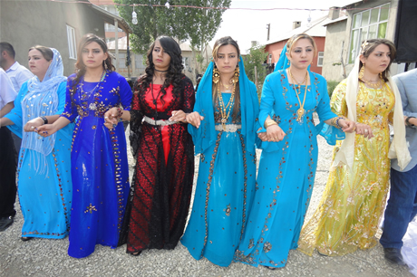 Yüksekova'da 16-17 Temmuz 2011 tarihlerinde evlenen bazı çiftleri sizler için sayfamıza taşıdık. Yüksekova Güncel Ailesi olarak tüm çiftlerimize mutluluklar diliyoruz