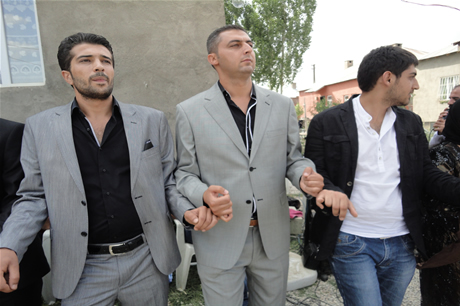 Yüksekova'da 16-17 Temmuz 2011 tarihlerinde evlenen bazı çiftleri sizler için sayfamıza taşıdık. Yüksekova Güncel Ailesi olarak tüm çiftlerimize mutluluklar diliyoruz