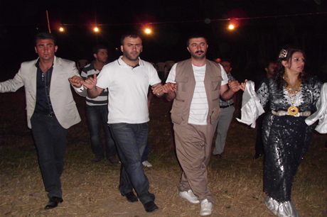 Yüksekova'da 16-17 Temmuz 2011 tarihlerinde evlenen bazı çiftleri sizler için sayfamıza taşıdık. Yüksekova Güncel Ailesi olarak tüm çiftlerimize mutluluklar diliyoruz