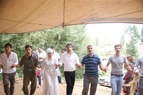 Yüksekova'da 16-17 Temmuz 2011 tarihlerinde evlenen bazı çiftleri sizler için sayfamıza taşıdık. Yüksekova Güncel Ailesi olarak tüm çiftlerimize mutluluklar diliyoruz