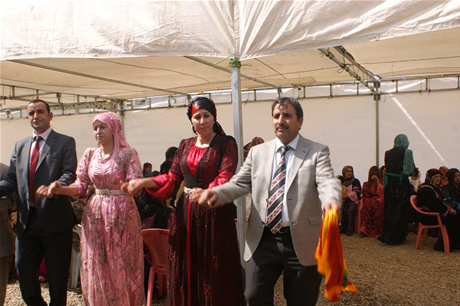 Yüksekova'da 16-17 Temmuz 2011 tarihlerinde evlenen bazı çiftleri sizler için sayfamıza taşıdık. Yüksekova Güncel Ailesi olarak tüm çiftlerimize mutluluklar diliyoruz