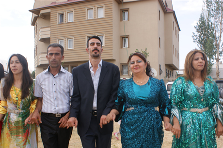 Yüksekova'da 16-17 Temmuz 2011 tarihlerinde evlenen bazı çiftleri sizler için sayfamıza taşıdık. Yüksekova Güncel Ailesi olarak tüm çiftlerimize mutluluklar diliyoruz