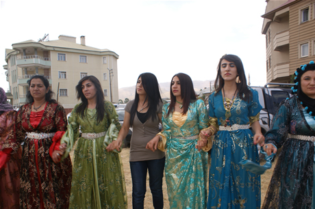 Yüksekova'da 16-17 Temmuz 2011 tarihlerinde evlenen bazı çiftleri sizler için sayfamıza taşıdık. Yüksekova Güncel Ailesi olarak tüm çiftlerimize mutluluklar diliyoruz