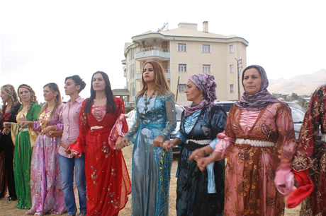 Yüksekova'da 16-17 Temmuz 2011 tarihlerinde evlenen bazı çiftleri sizler için sayfamıza taşıdık. Yüksekova Güncel Ailesi olarak tüm çiftlerimize mutluluklar diliyoruz