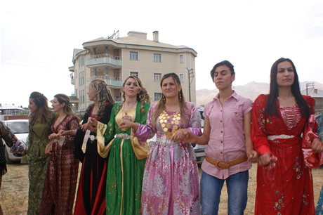 Yüksekova'da 16-17 Temmuz 2011 tarihlerinde evlenen bazı çiftleri sizler için sayfamıza taşıdık. Yüksekova Güncel Ailesi olarak tüm çiftlerimize mutluluklar diliyoruz