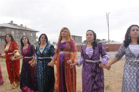 Yüksekova'da 16-17 Temmuz 2011 tarihlerinde evlenen bazı çiftleri sizler için sayfamıza taşıdık. Yüksekova Güncel Ailesi olarak tüm çiftlerimize mutluluklar diliyoruz