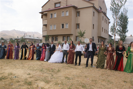 Yüksekova'da 16-17 Temmuz 2011 tarihlerinde evlenen bazı çiftleri sizler için sayfamıza taşıdık. Yüksekova Güncel Ailesi olarak tüm çiftlerimize mutluluklar diliyoruz