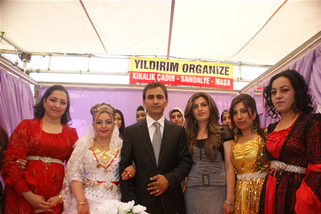 Yüksekova'da 16-17 Temmuz 2011 tarihlerinde evlenen bazı çiftleri sizler için sayfamıza taşıdık. Yüksekova Güncel Ailesi olarak tüm çiftlerimize mutluluklar diliyoruz