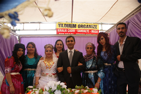 Yüksekova'da 16-17 Temmuz 2011 tarihlerinde evlenen bazı çiftleri sizler için sayfamıza taşıdık. Yüksekova Güncel Ailesi olarak tüm çiftlerimize mutluluklar diliyoruz