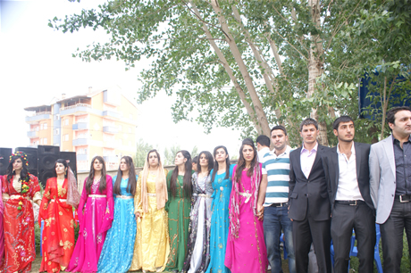 Yüksekova'da 16-17 Temmuz 2011 tarihlerinde evlenen bazı çiftleri sizler için sayfamıza taşıdık. Yüksekova Güncel Ailesi olarak tüm çiftlerimize mutluluklar diliyoruz